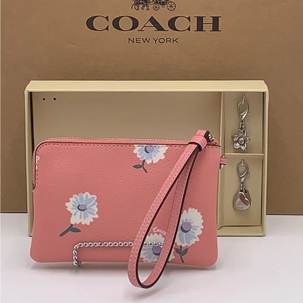 COACH Boxed Corner Zip Wristlet With Daisy Print